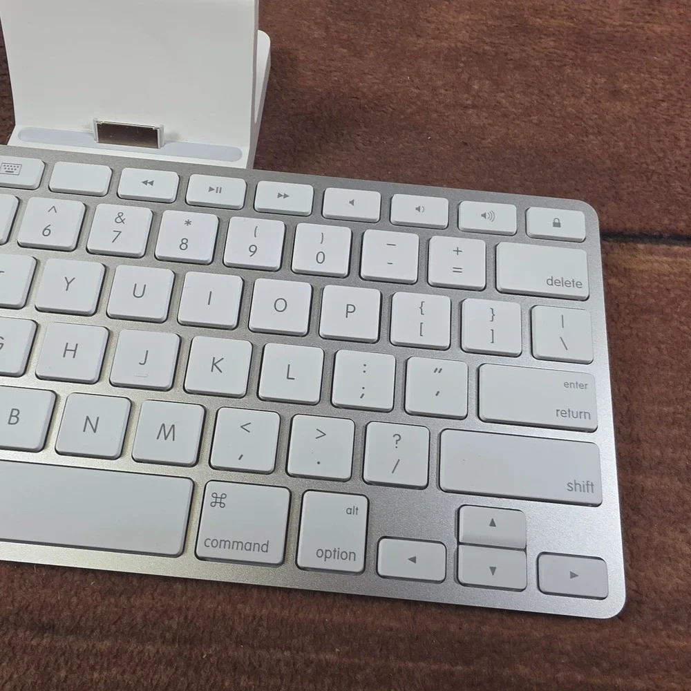 Apple iPad Keyboard Dock A1359 White Silver Good 30-Pin Connector MC359LL/A